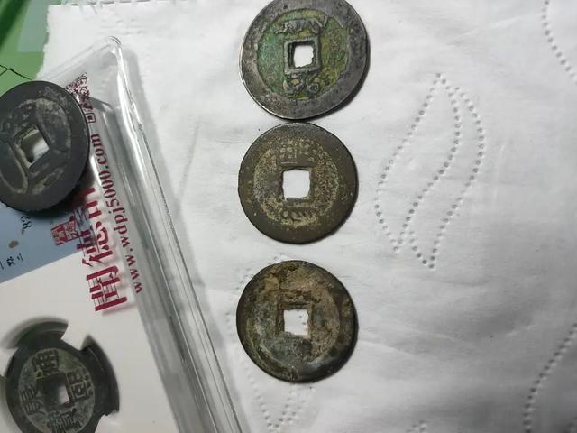 这枚乾隆通宝通下面为什么这么一大块铜<strong></p>
<p>一币通</strong>，是铸造问题吗？