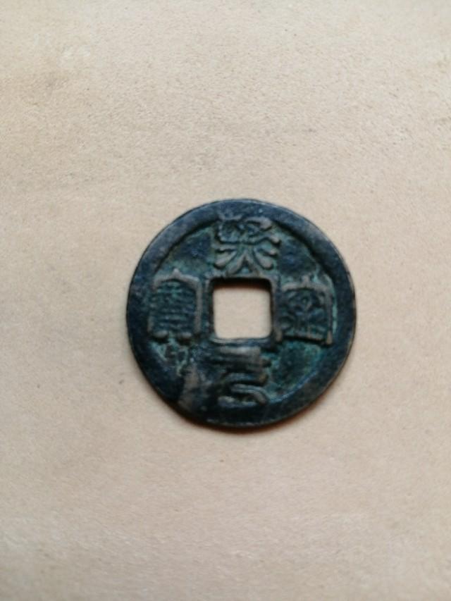 这枚乾隆通宝通下面为什么这么一大块铜<strong></p>
<p>一币通</strong>，是铸造问题吗？